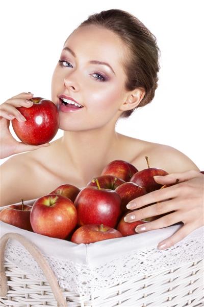 مدل زن با سیب قرمز در زمینه سفید
