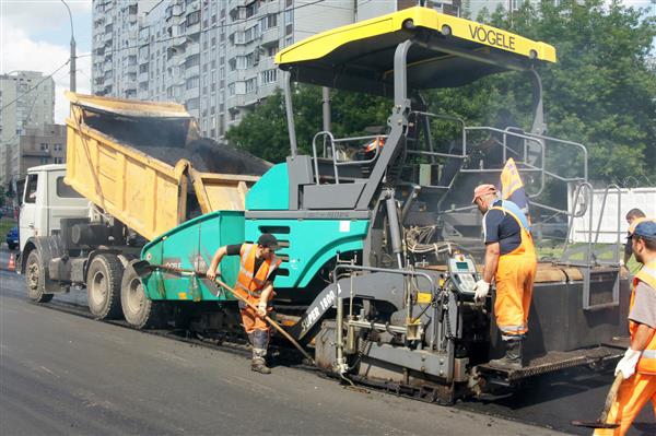 مسکو - 22 ژوئن تیپ کارگران جاده را تحت برنامه تعمیرات برنامه ریزی شده در مارینو در 22 ژوئن تعمیر می کننددر دولت مسکو برای ترمیم در سال 2011 246 میلیون متر مربع برنامه ریزی شده است جاده ها