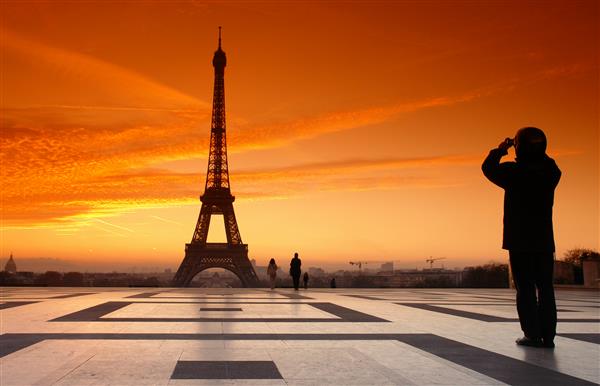 سایه برج ایفل و عکاس در پاریس
