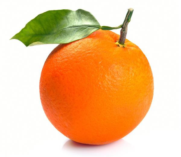 پرتقال نارنجی با برگ روی زمینه سفید
