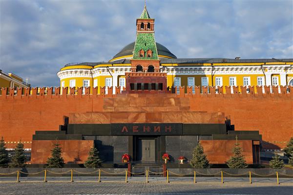مقبره لنین و دیوار کرملین در میدان سرخ مسکو روسیه
