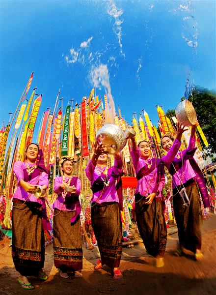 زن زیبای تایلندی در 13 آوریل 2010 جشنواره Songkran جشنواره آب را درتایلند جشن می گیرند
