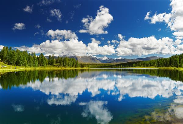 دریاچه ای زیبا در کوههای آلتای