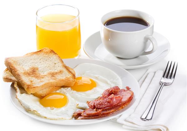 صبحانه همراه با تخم مرغ سرخ شده نان تست آب و قهوه