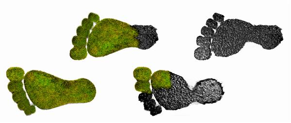 تصویر جدا شده که ردپای چمن سبز Eco را از آثار روغنی نشان می دهد نشان دادن تغییر ردپای انسان در محیط طبیعی ما لطفاً نمونه کارهای من را برای تصاویر بیشتر ببینید