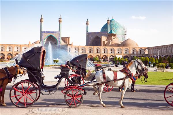 کالسکه با اسب در میدان نقش جهان در روز آفتابی اصفهان ایران