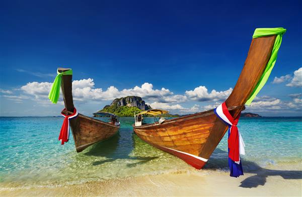 قایق های Longtailساحل گرمسیری جزیره واندریای آندامان تایلند