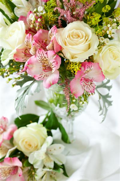 یک دسته گل جشن در یک گلدان روی میز