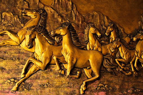 مجسمه های اسب طلایی روی دیوار