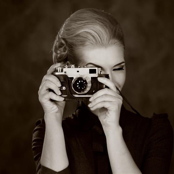 زنی با لباس کلاسیک با دوربین عکاسی