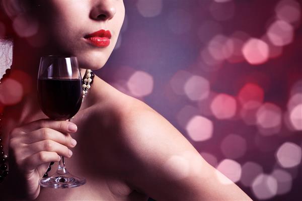زن زیبا با شراب قرمز شیشه ای