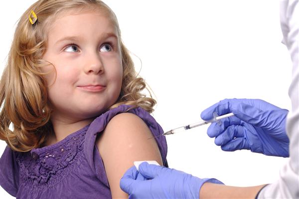 واکسیناسیون کودک روی سفید