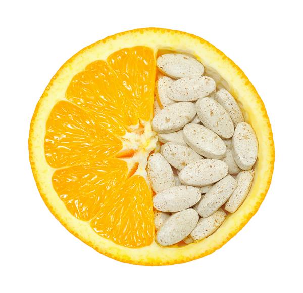 تصویر پرتقال و قرص های جدا شده - مفهوم ویتامین