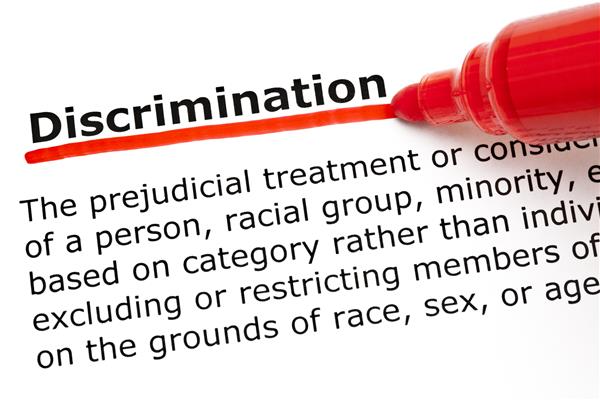 تعریف کلمه Discrimination با نشانگر قرمز روی کاغذ سفید خط خورده است