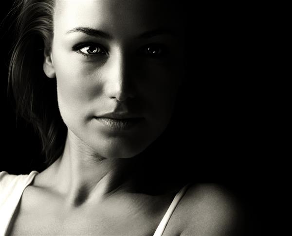 پرتره زن سیاه و سفید صورت زیبا و تیره روی پس زمینه سیاه عکس خانم آتلیه ای خانم جوان