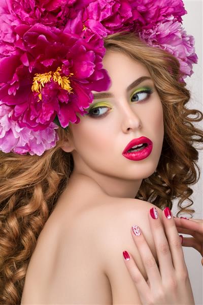 پرتره زیبایی از یک دختر جوان بسیار شگفت زده با تاج گل با رژ لب صورتی روشن لب هایش را لمس می کند آرایش روشن تابستانی مدرن