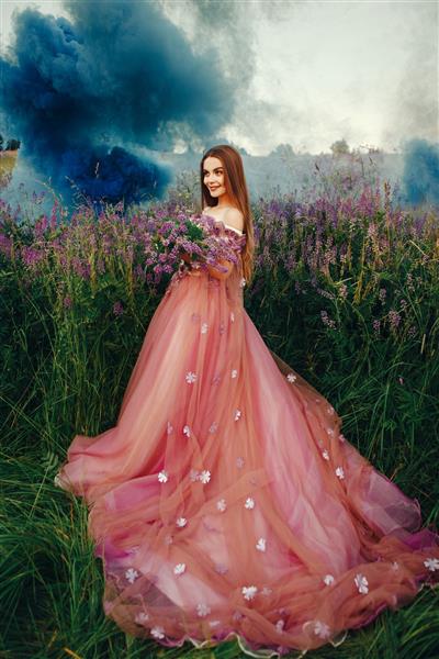 زن زیبا با لباس مجلسی که با گل ها ژست می گیرد