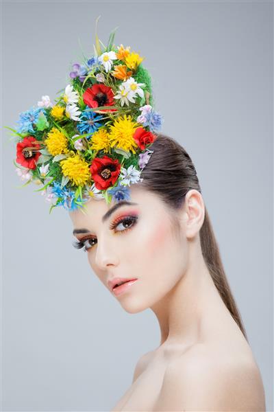 دختر زیبا با گلهای رنگارنگ بهاری روی سر