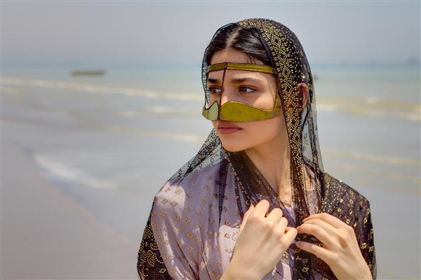 لباس سنتی جنوب ایران زن جوان زیبا با ماسک و حجاب