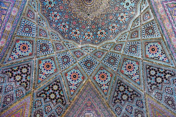 تزئینات شرقی هندسی سنتی بر سقف مسجد ایران