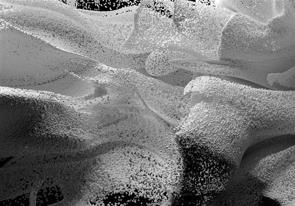 هنر انتزاعی سه بعدی مایع پاشش ابر دود سورئال بر اساس توپ های کوچک فوم به رنگ سفید