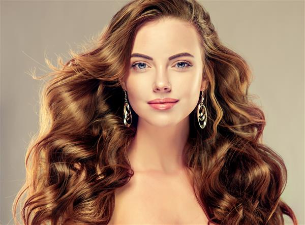 زن جوان موی قهوه ای با مدل موهای حجیم و مجعد زیبا