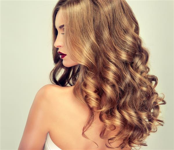 زن جوان و موهای قهوه ای با مدل موهای ظریف و حجیم شب مدل زیبا با موهای بلند