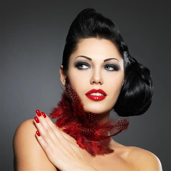 زن زیبا مد با ناخن قرمز مدل مو و آرایش خلاقانه - ژست مدل