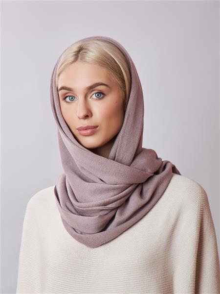 زن مسلمان اروپایی با موی بلوند با روسری که روی سرش پوشیده است