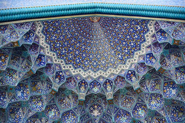 تزئین سنتی طاق بالای ورودی مسجد باستانی ایرانیان در اصفهان