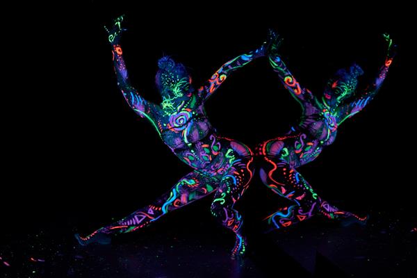 هنر در حال رقص در نور ماوراء بنفش نقاشی های انتزاعی روشن بر روی رنگ نئون