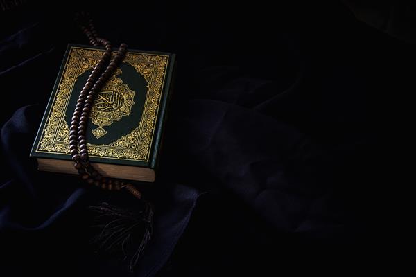 قرآن - کتاب مقدس مسلمانان مورد عمومی همه مسلمانان روی میز طبیعت بی جان