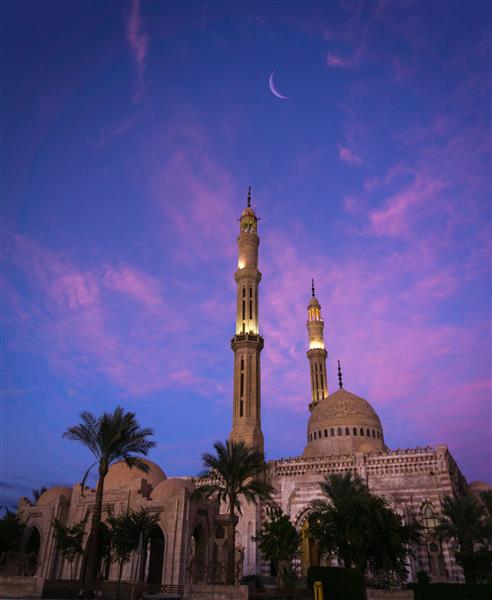 مسجد بزرگ اسلامی زیبا در آسمان غروب آفتاب
