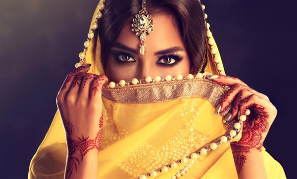 نگاه صادقانه و نافذ چشمهای سیاه زیبا در بالای حجاب سارای زن جوان موی مشکی با لباس هندی