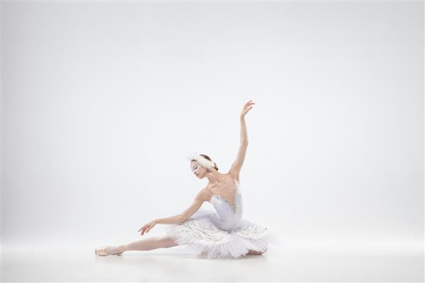 رقصنده با شکوه رقاصه کلاسیک جدا شده در زمینه سفید