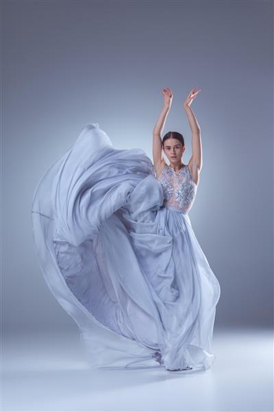 رقصنده بالرین زیبا با لباس بلند یاس بنفش در زمینه ی یاس بنفش