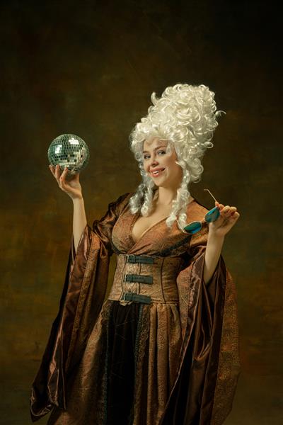 آماده مهمانی پرتره زن جوان قرون وسطایی با لباس های قدیمی با دیسکوبا عینک در زمینه تیره مدل زن به عنوان دوشس شخص سلطنتی مفهوم مقایسه دوران مد زیبایی
