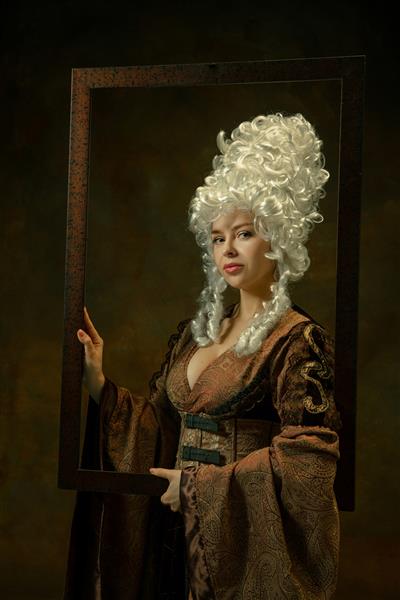 آرام پرتره زن جوان قرون وسطایی با لباس های قدیمی با قاب چوبی در زمینه تیره مدل زن به عنوان دوشس شخص سلطنتی مفهوم مقایسه دوران مدرن مد زیبایی