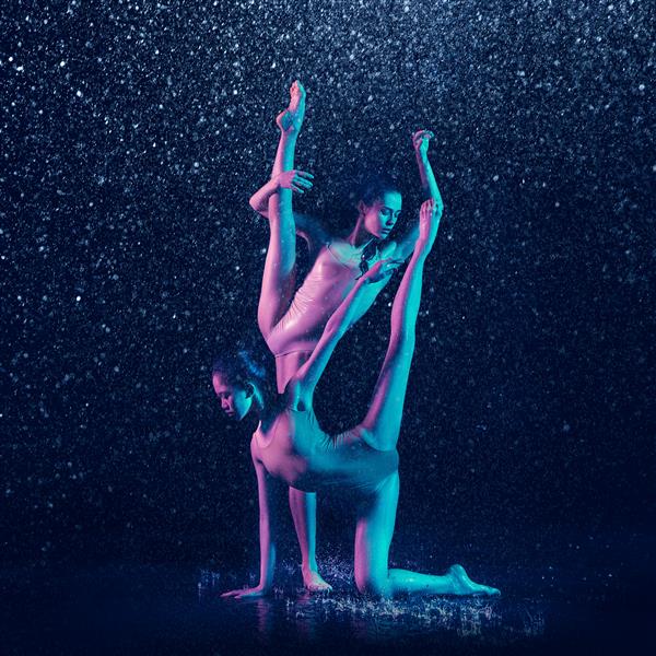 دو رقاص زن جوان باله در زیر قطرات آب