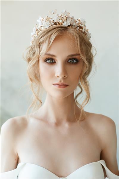 عروس کامل با جواهرات پرتره دختری با لباس سفید بلند موهای زیبا و پوست لطیف تمیز