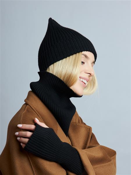زن با کت لباس های بهاری روسری چوبی کلاه و دستکش دختر بور است و چشمان آبی دارد لباس گرم برای هوای سرد بهاری