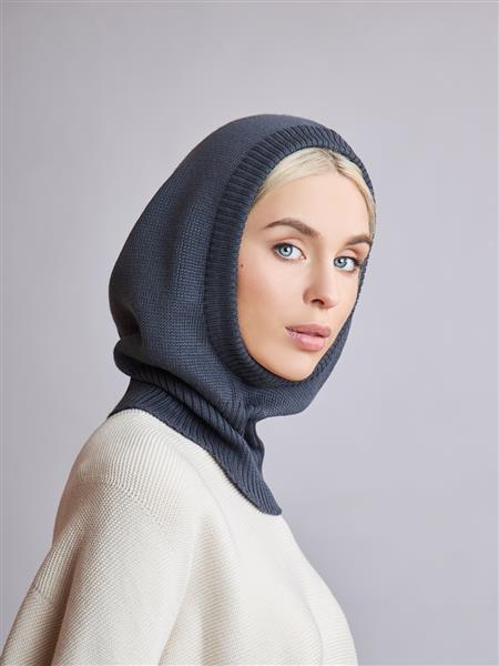 زن مسلمان با موهای بلوند با کاپوت روی سرش