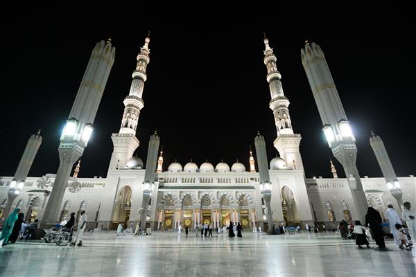 مسجد مدینه در شب