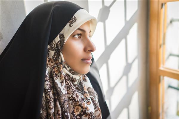 زن جوان مسلمان زیبا