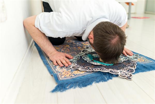 مردم شیعه مسلمان از سنگ کربلا برای نماز استفاده می کنند