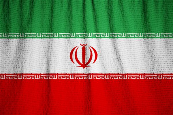 نمای نزدیک پرچم ایران درهم و برهم پرچم ایران در باد در حال وزیدن است