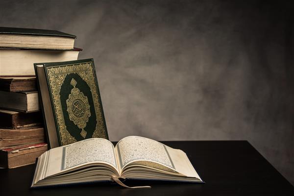 قرآن - کتاب مقدس مسلمانان مورد عمومی همه مسلمانان روی میز