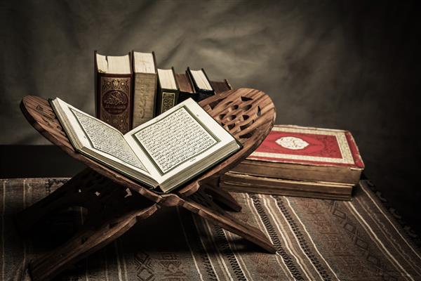قرآن - کتاب مقدس مسلمانان مورد عمومی همه مسلمانان روی میز