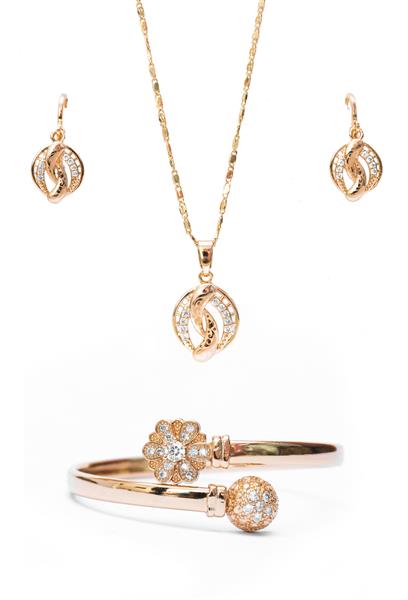 دستبند گردنبند طلا و جواهرات حلقه گوش جدا شده در زمینه سفید