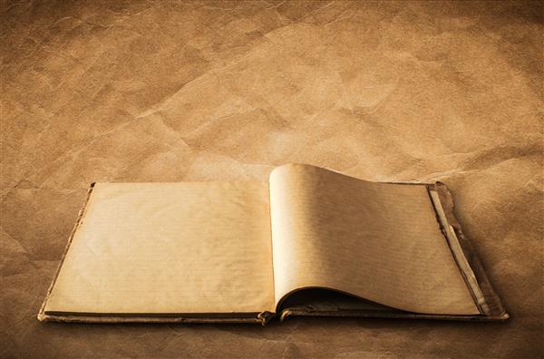 کتاب قدیمی دفترچه یادداشت در زمینه کاغذ قدیمی باز شده با مسیر برش آسان برای دیکوت
